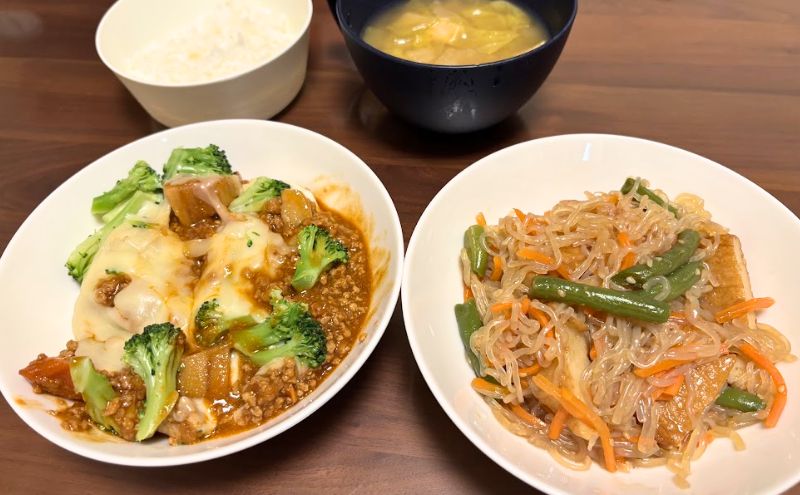 ツクリオの初日の夕食:たくさん野菜のミートグラタンとさつま揚げと糸こんにゃくの甘辛炒め